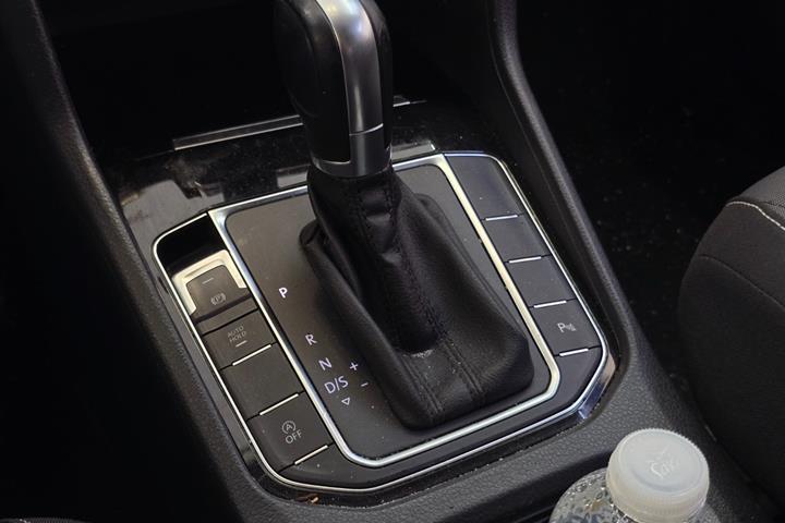 Gul VW Golf Sportsvan fra 2015