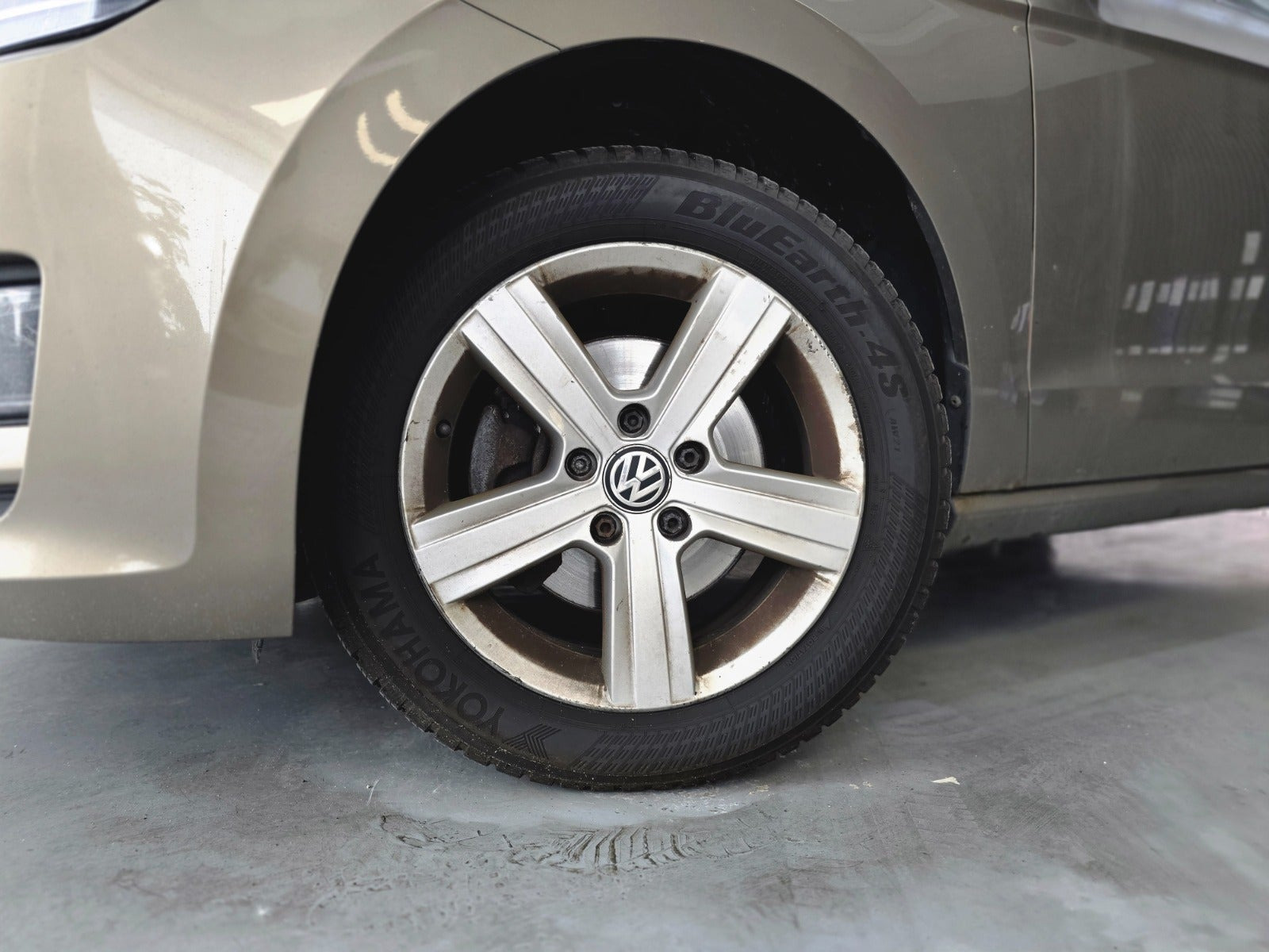 Gul VW Golf Sportsvan fra 2015