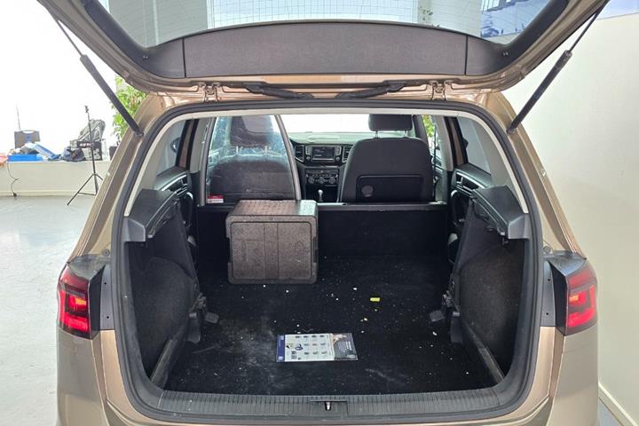 Gul VW Golf Sportsvan fra 2015