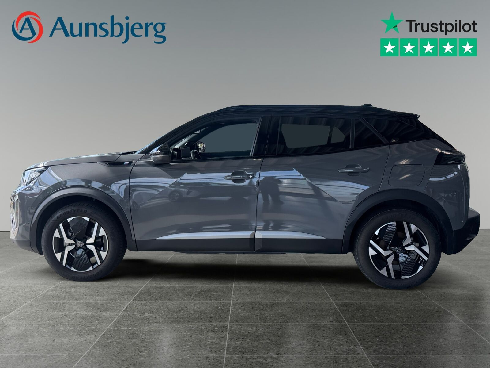 Grå Peugeot e-2008 fra 2025