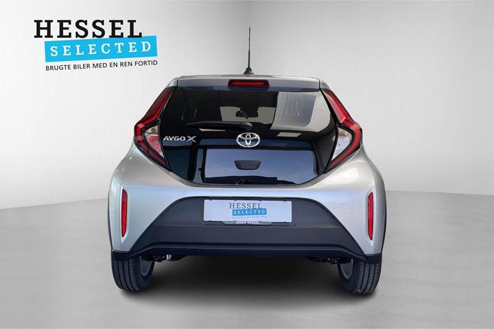 Sølv Toyota Aygo X fra 2024