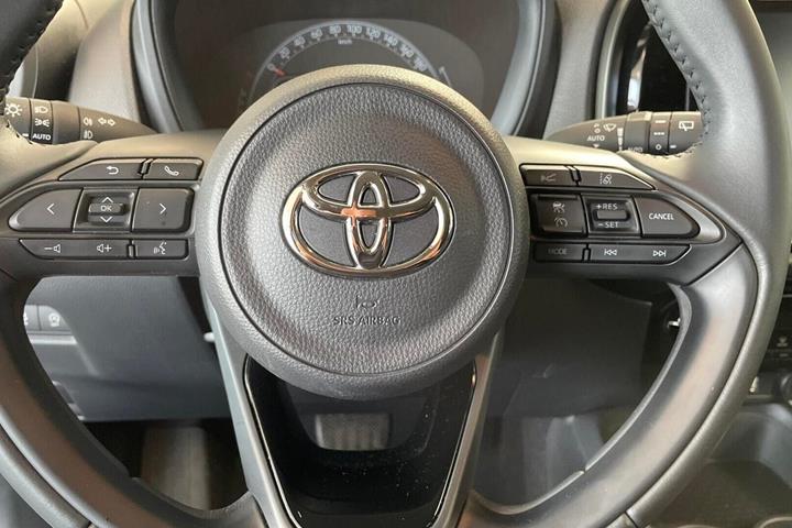Sølv Toyota Aygo X fra 2024