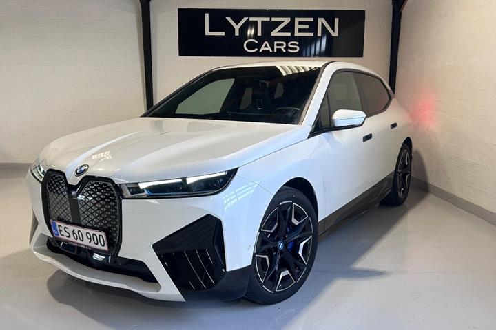 Hvid BMW iX fra 2023 set udefra