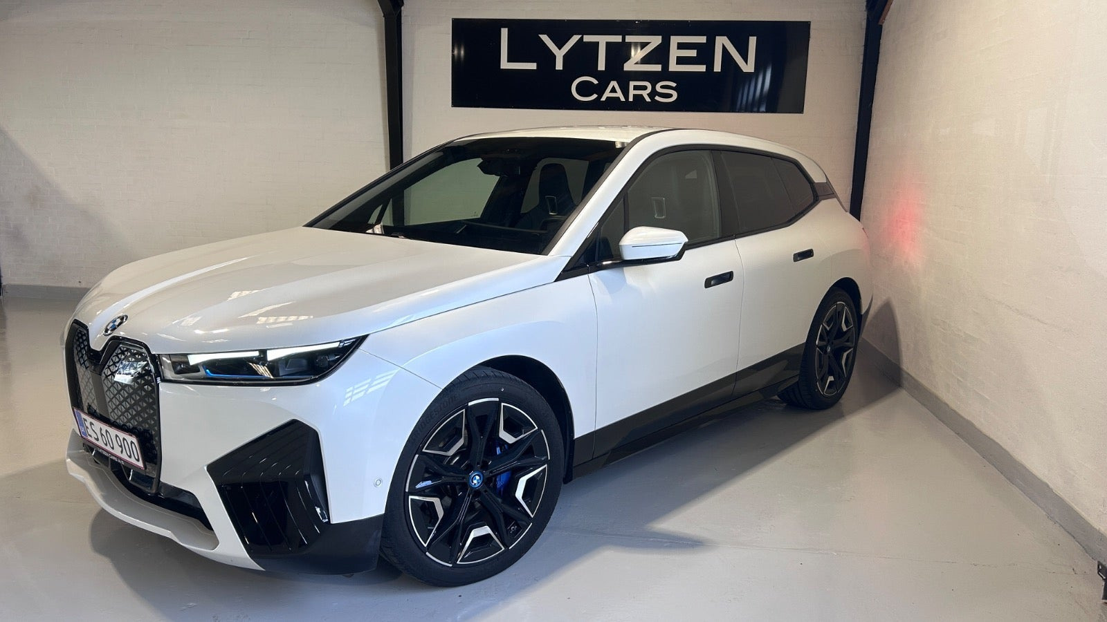 Hvid BMW iX fra 2023