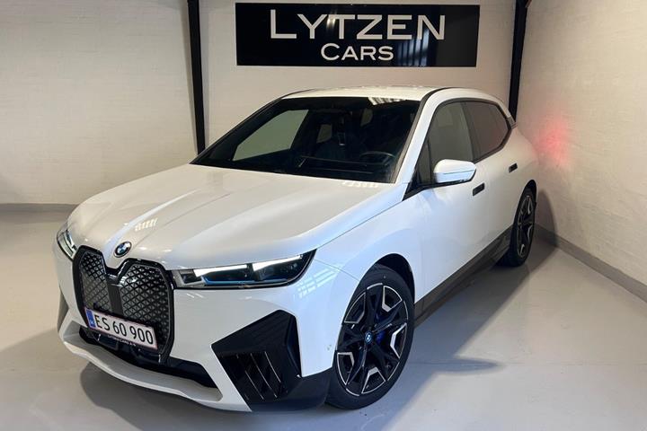 Hvid BMW iX fra 2023
