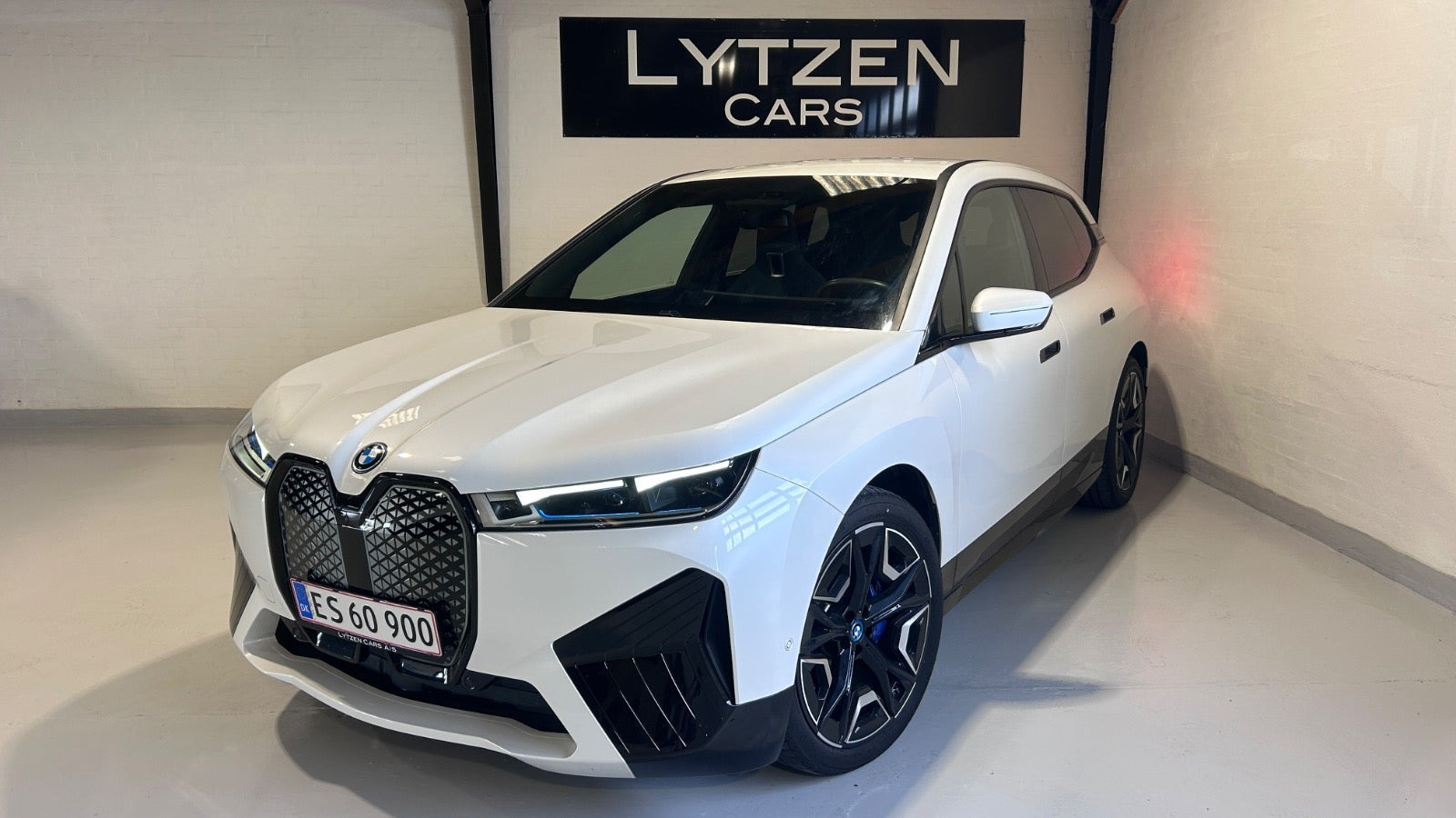 Hvid BMW iX fra 2023