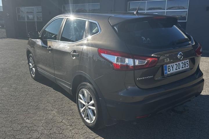 Brun Nissan Qashqai fra 2016