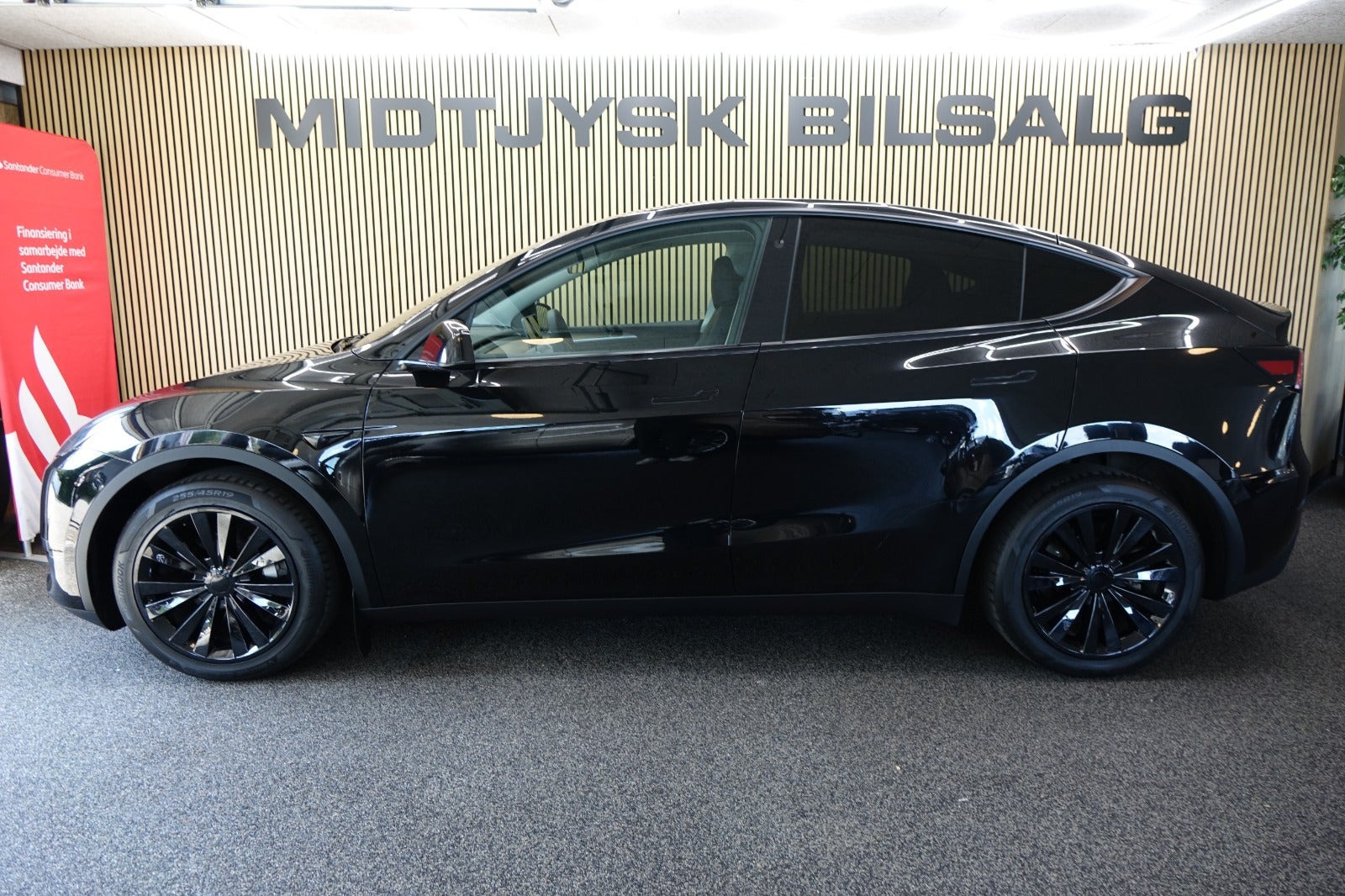 Sort Tesla Model Y fra 2023