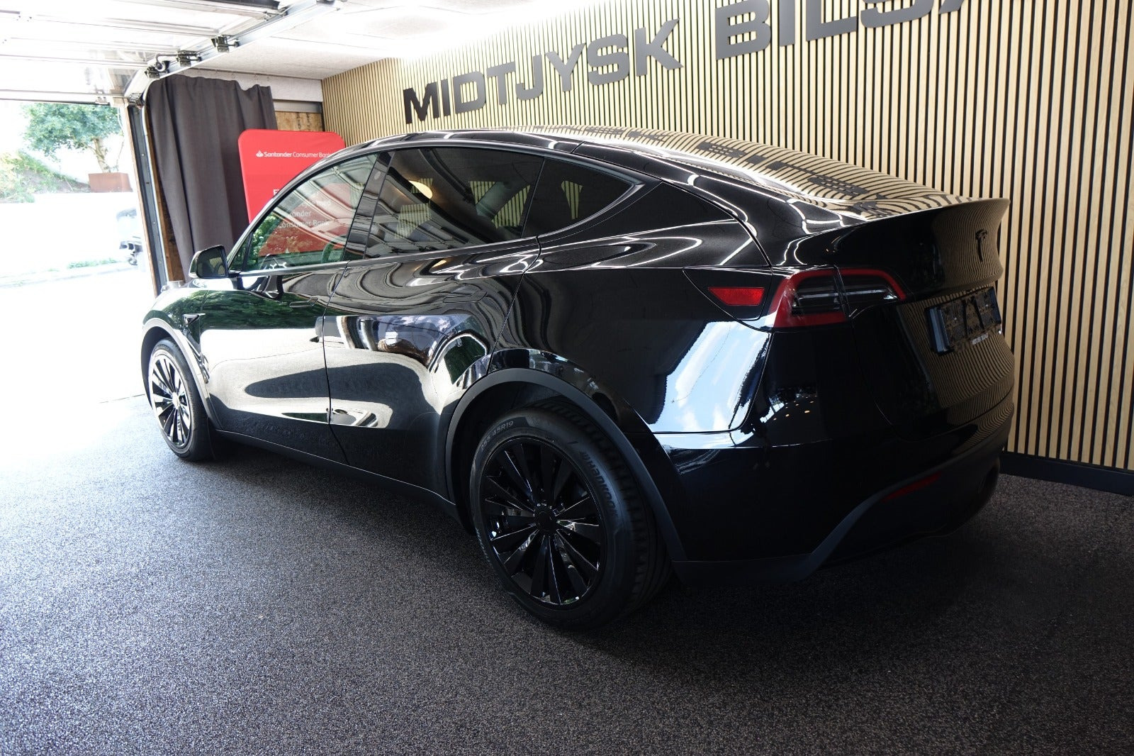 Sort Tesla Model Y fra 2023