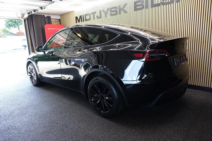Sort Tesla Model Y fra 2023