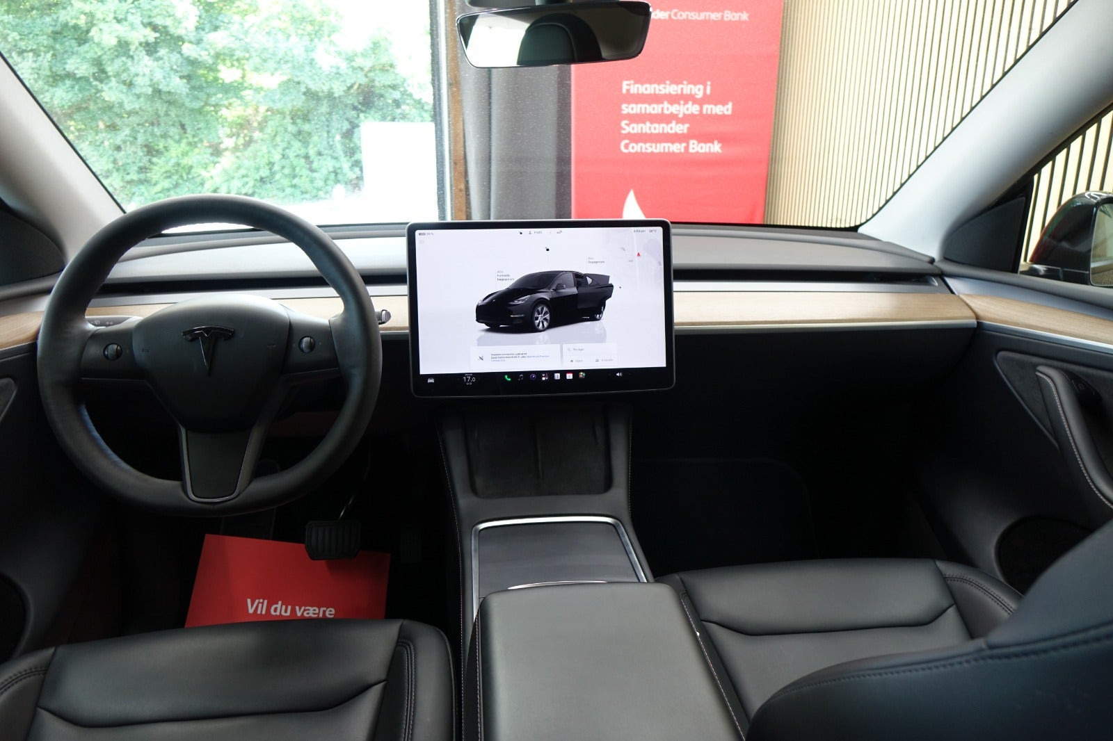 Sort Tesla Model Y fra 2023