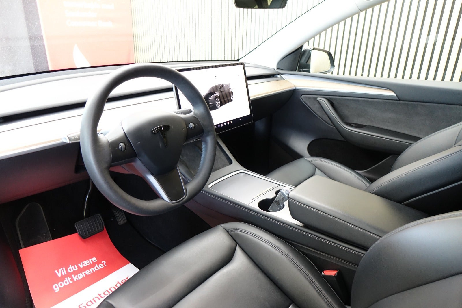 Sort Tesla Model Y fra 2023