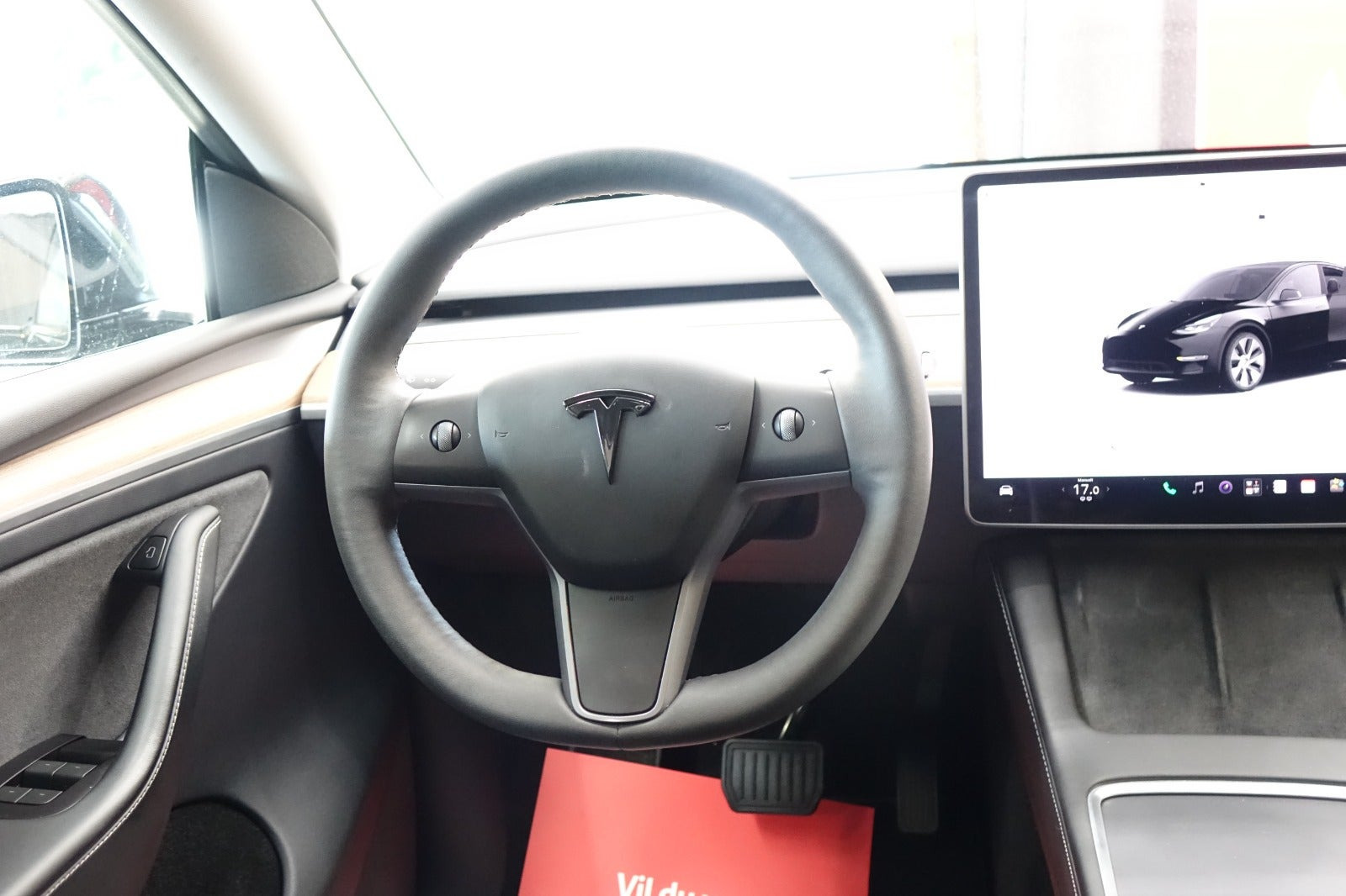 Sort Tesla Model Y fra 2023