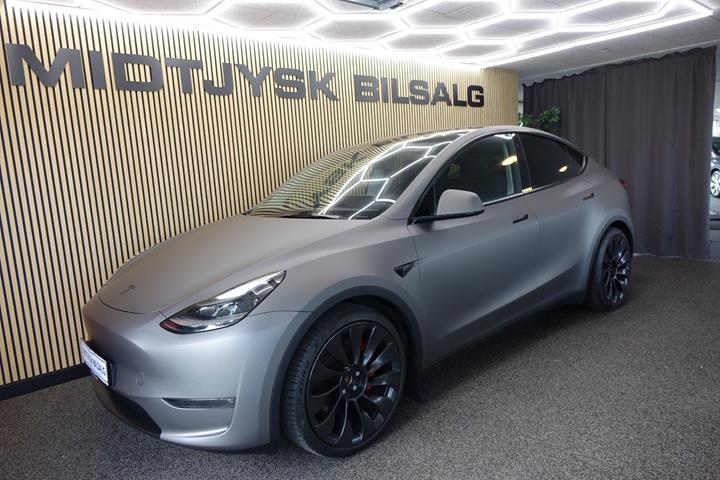 Sort Tesla Model Y fra 2022 set udefra