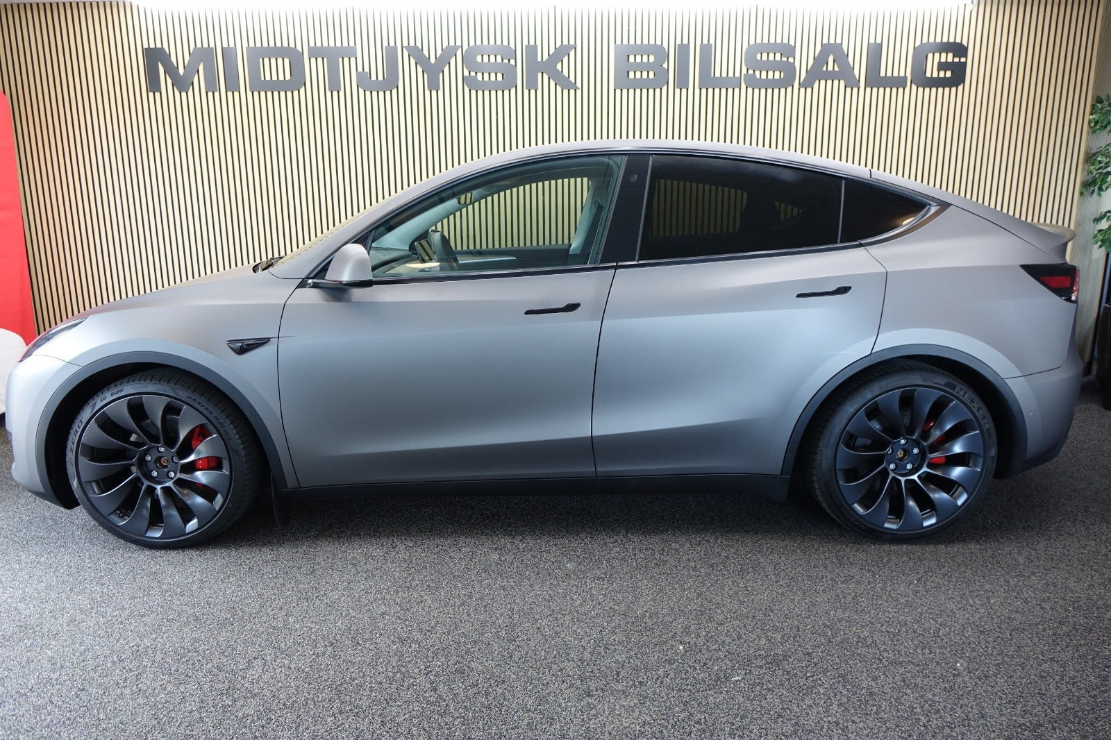 Sort Tesla Model Y fra 2022
