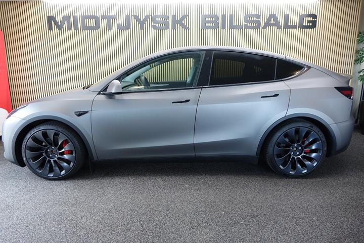 Sort Tesla Model Y fra 2022
