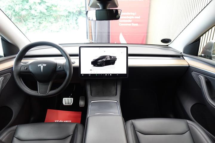 Sort Tesla Model Y fra 2022