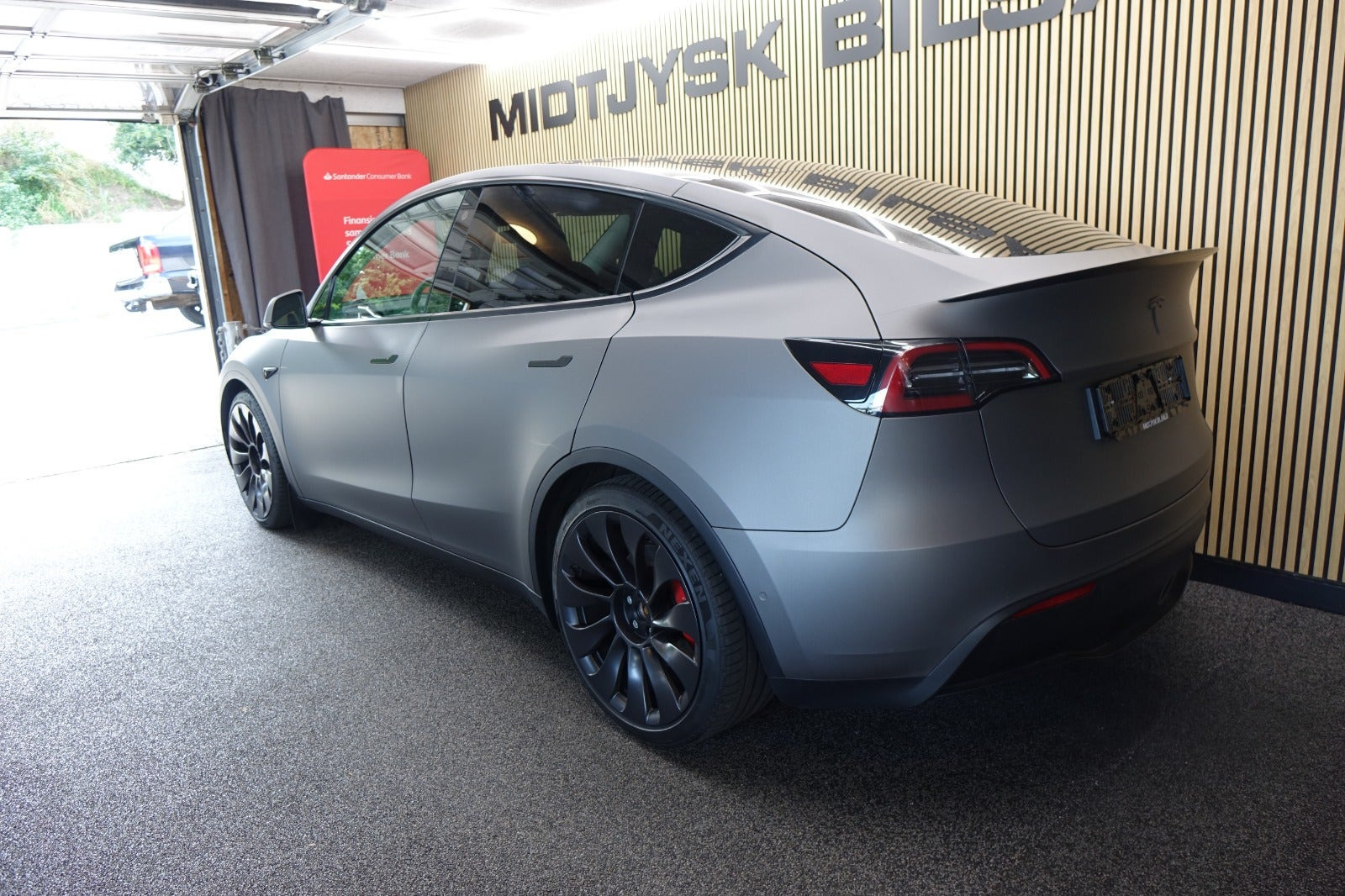 Sort Tesla Model Y fra 2022