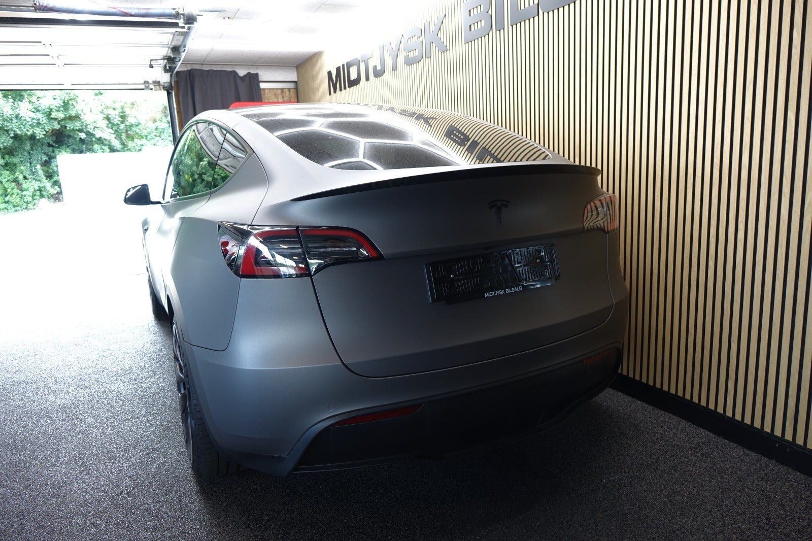 Sort Tesla Model Y fra 2022