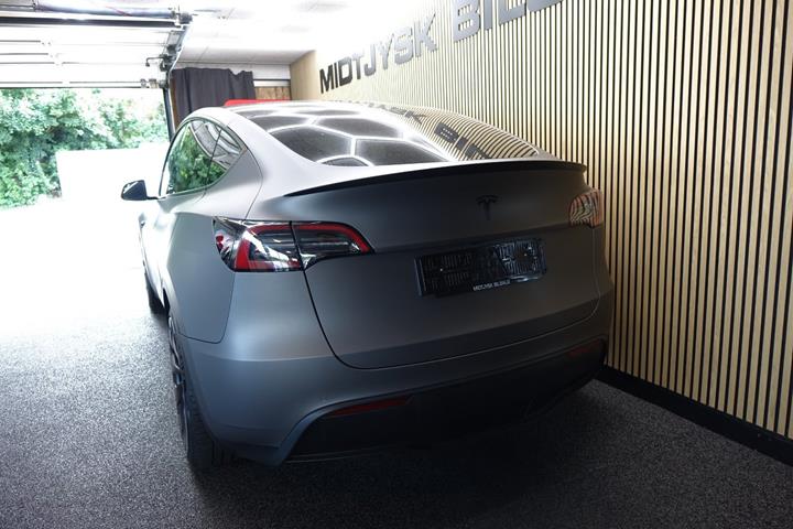 Sort Tesla Model Y fra 2022