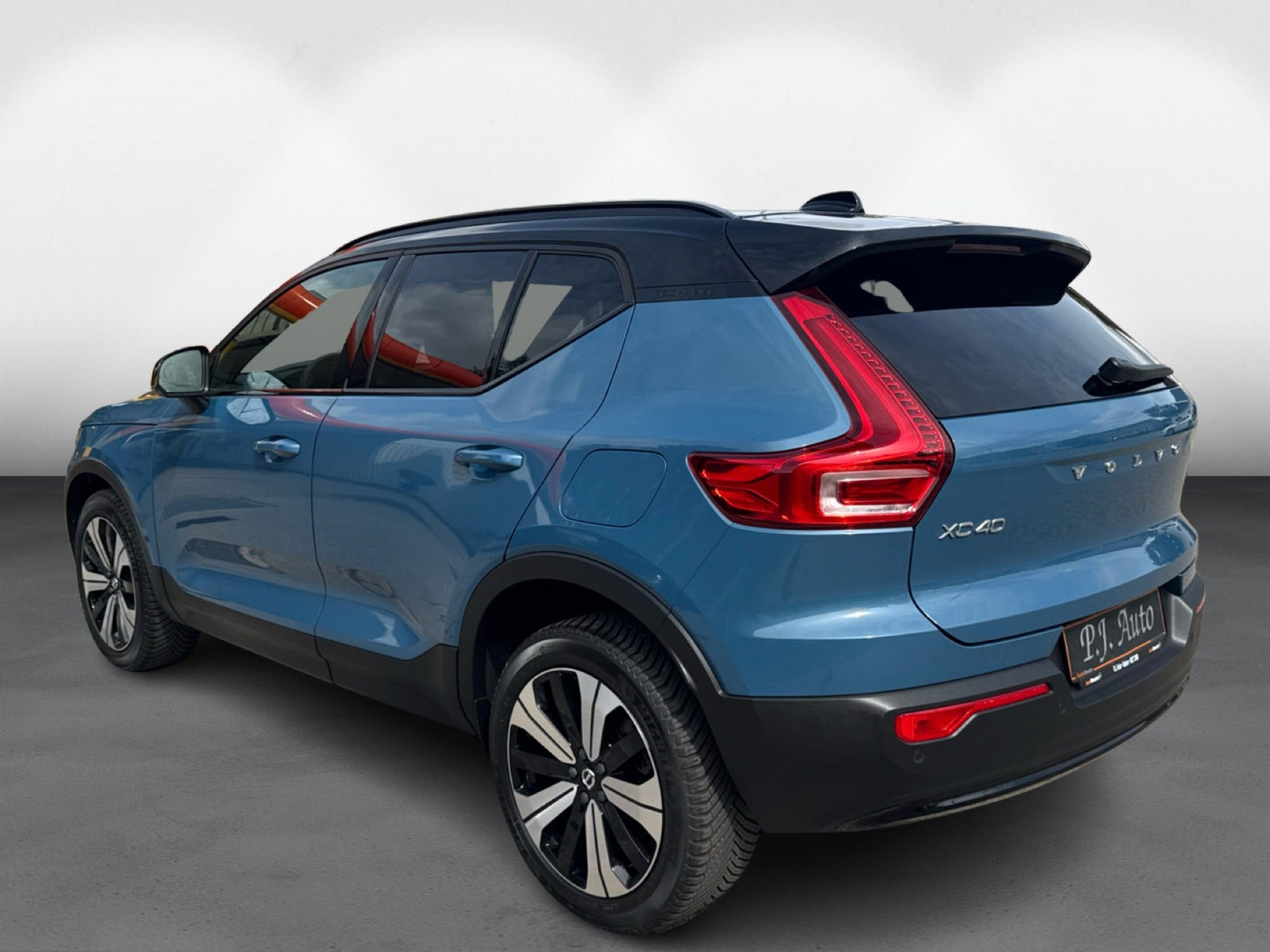 Blå Volvo XC40 fra 2023