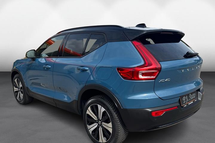 Blå Volvo XC40 fra 2023