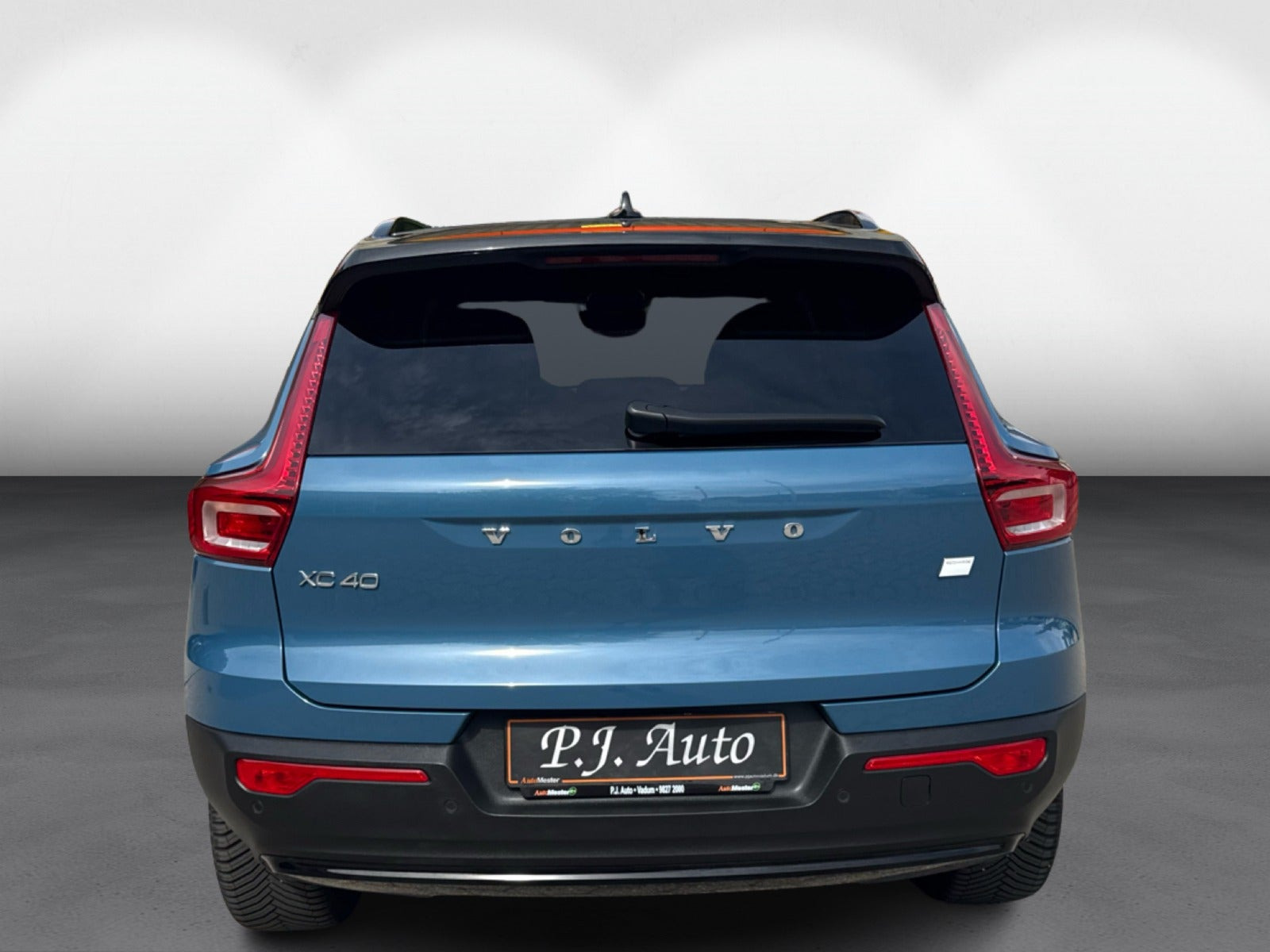 Blå Volvo XC40 fra 2023
