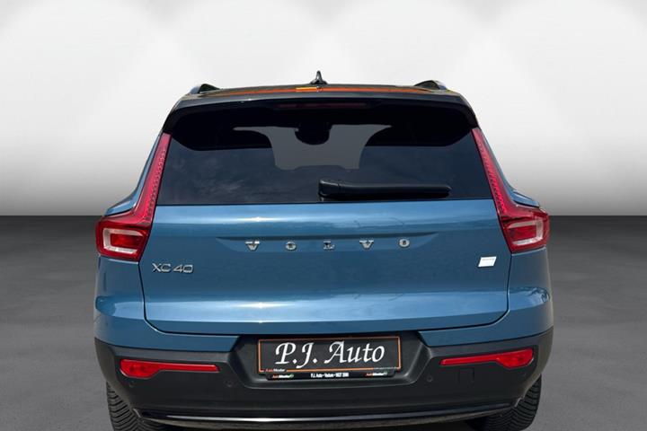 Blå Volvo XC40 fra 2023