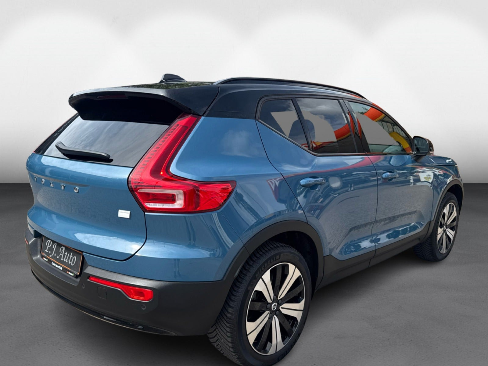 Blå Volvo XC40 fra 2023