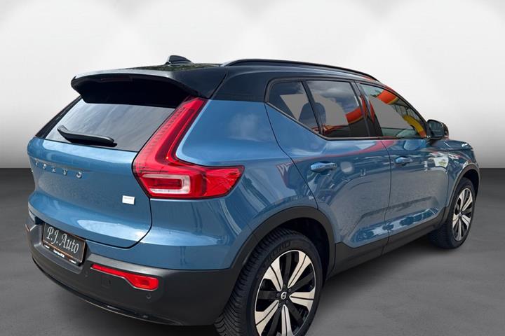 Blå Volvo XC40 fra 2023