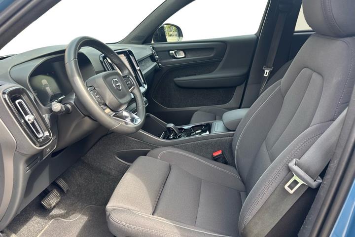 Blå Volvo XC40 fra 2023