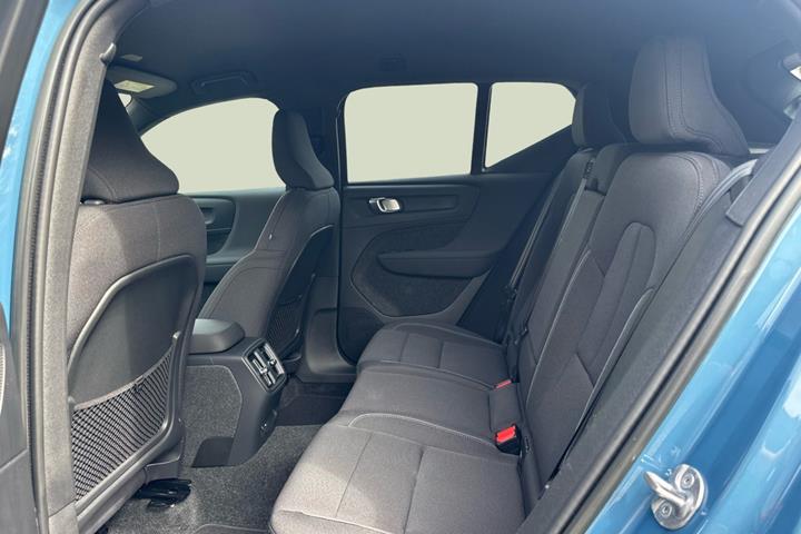 Blå Volvo XC40 fra 2023