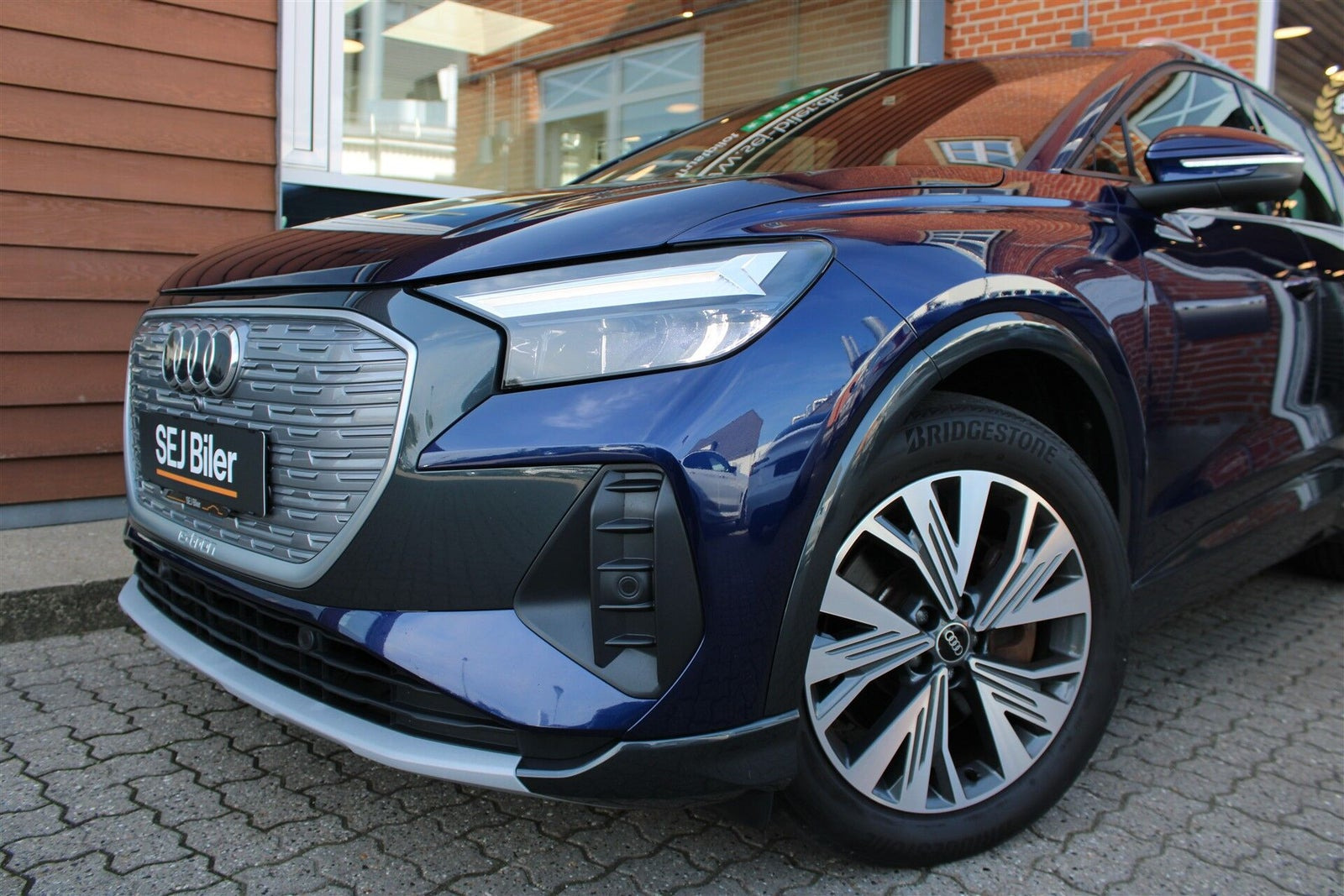Blå Audi Q4 e-tron fra 2021