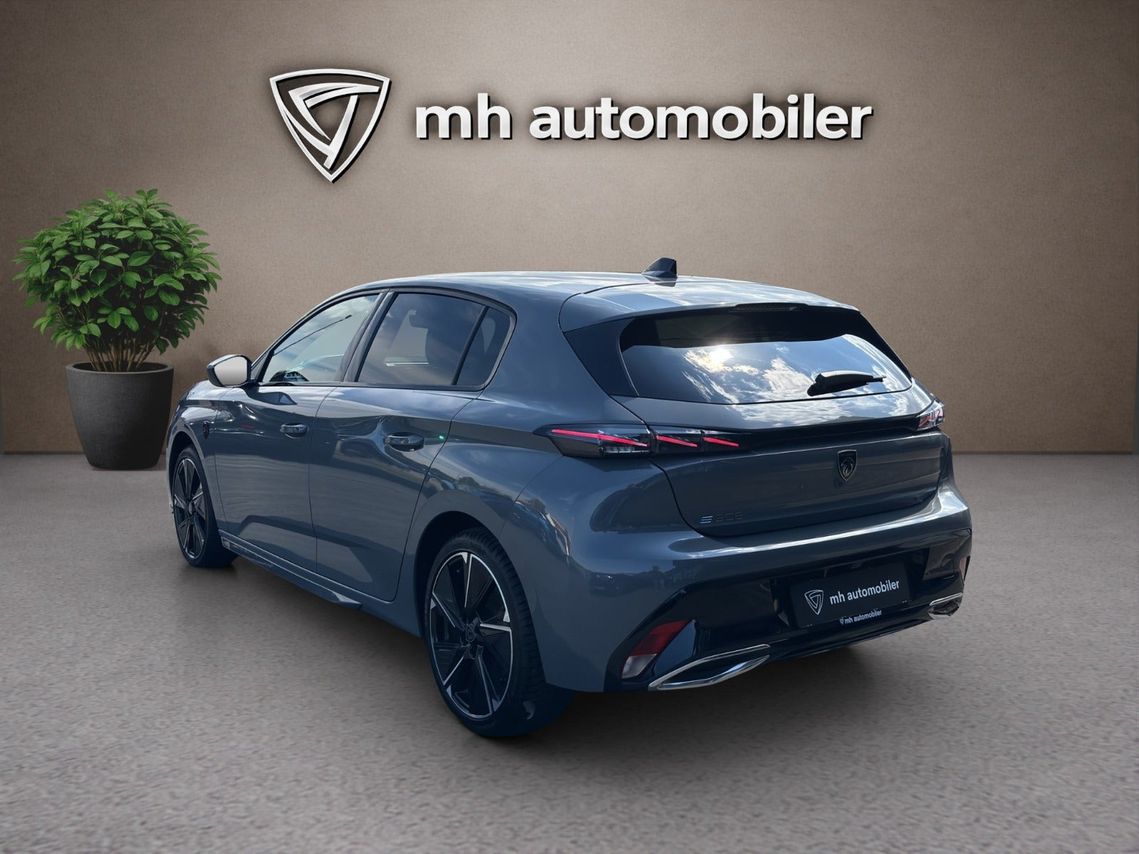 Grå Peugeot E-308 fra 2024