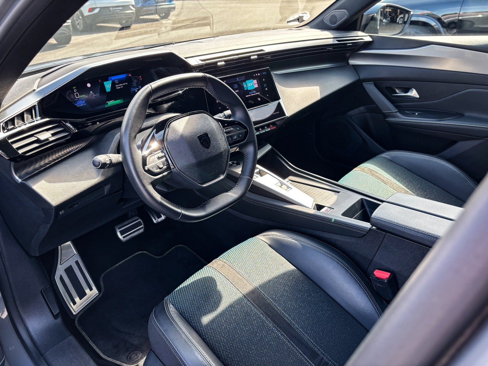 Grå Peugeot E-308 fra 2024