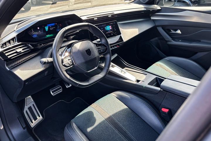 Grå Peugeot E-308 fra 2024