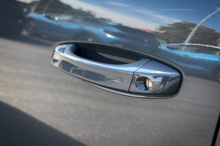 Grå Peugeot E-308 fra 2024