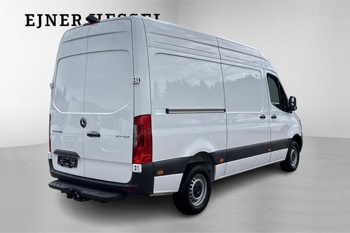 Hvid Mercedes Sprinter 317 fra 2025