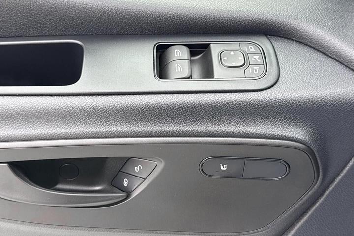Hvid Mercedes Sprinter 317 fra 2025