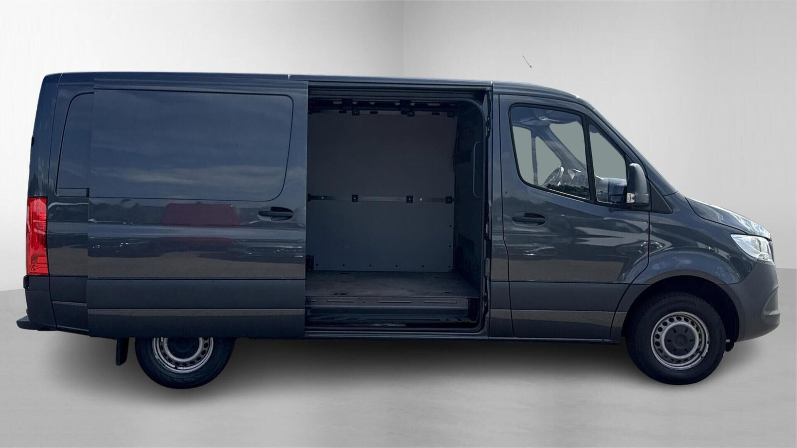 Grå Mercedes Sprinter 317 fra 2022