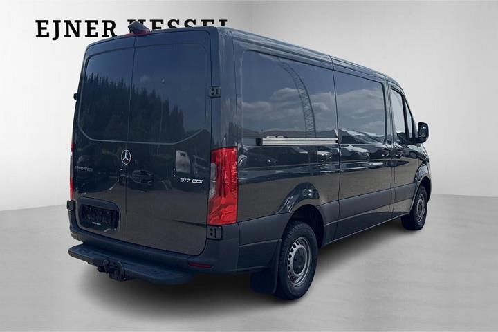 Grå Mercedes Sprinter 317 fra 2022