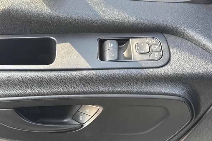 Grå Mercedes Sprinter 317 fra 2022