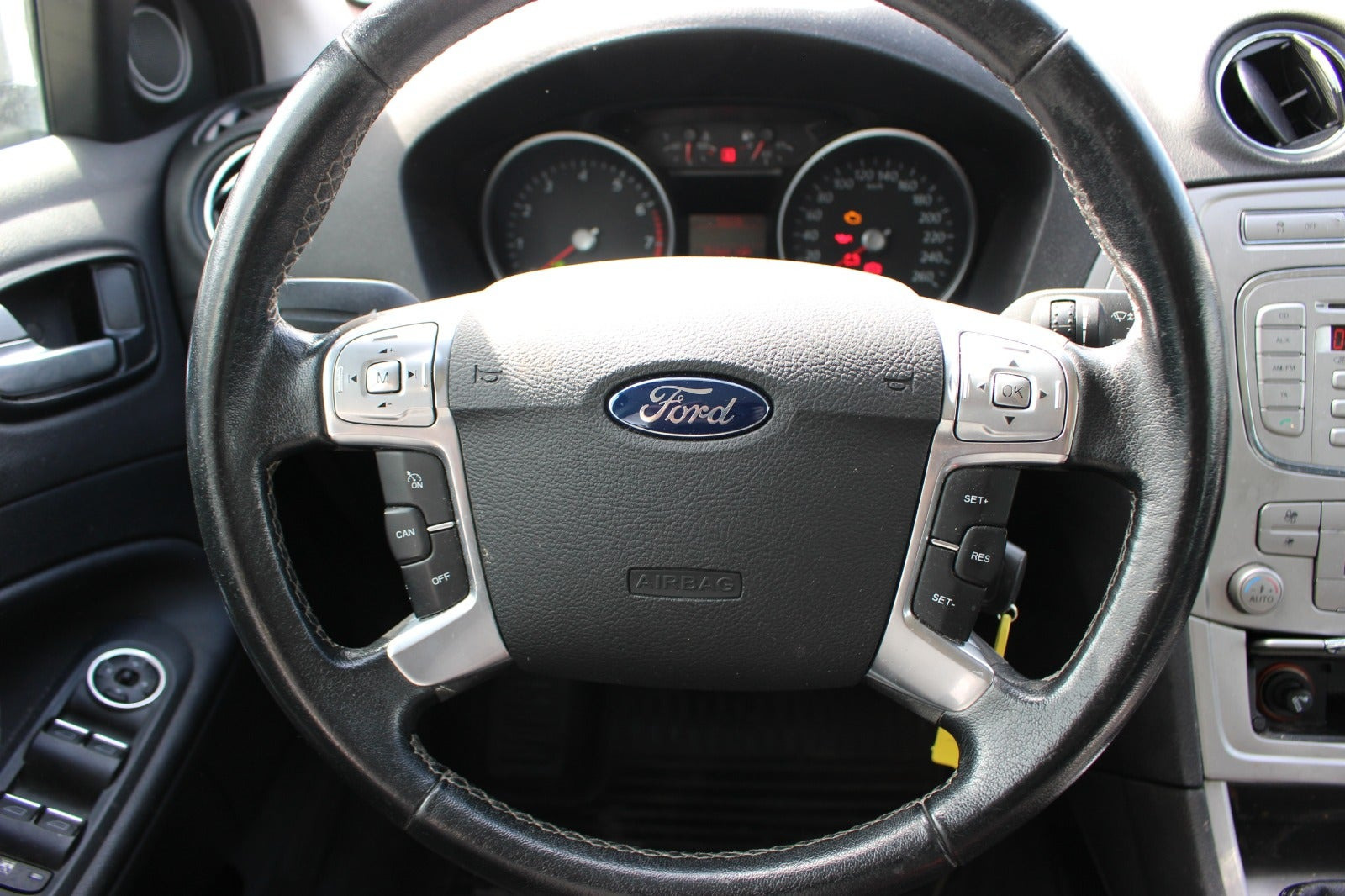 Grå Ford Mondeo fra 2009
