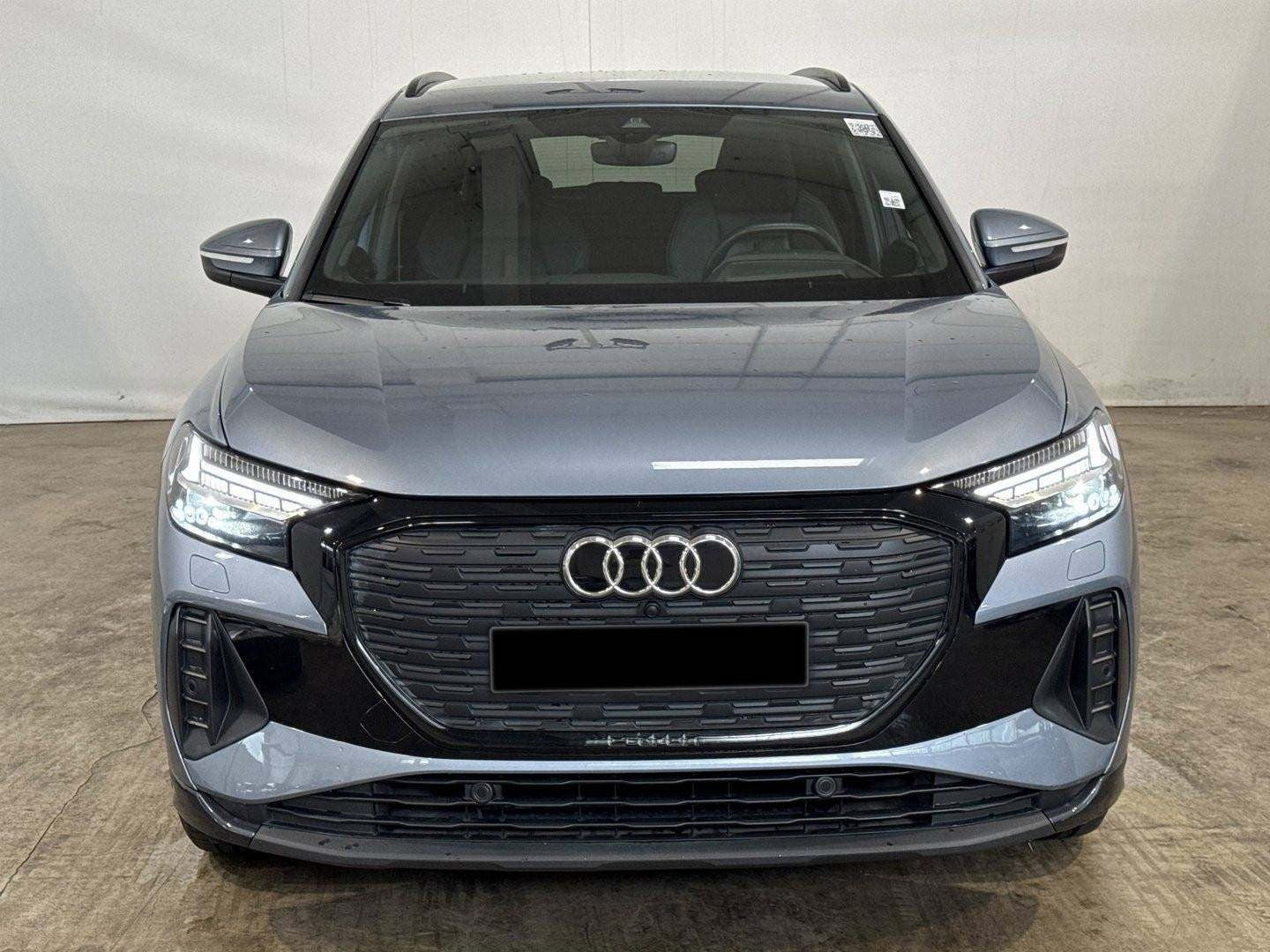 Grå Audi Q4 e-tron fra 2023