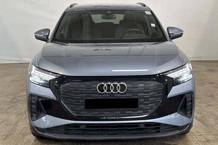 Grå Audi Q4 e-tron fra 2023