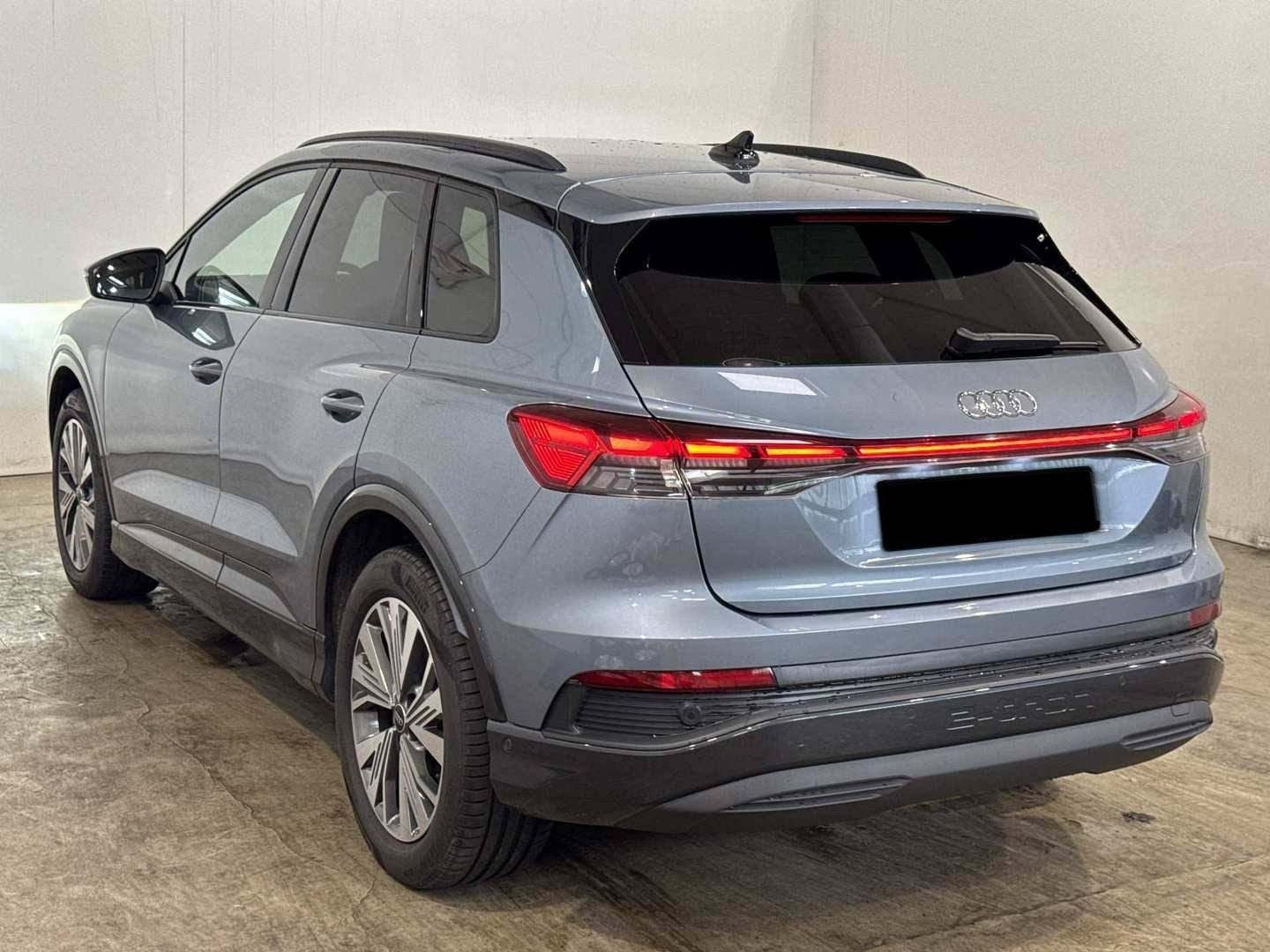 Grå Audi Q4 e-tron fra 2023