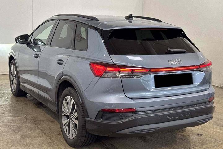 Grå Audi Q4 e-tron fra 2023