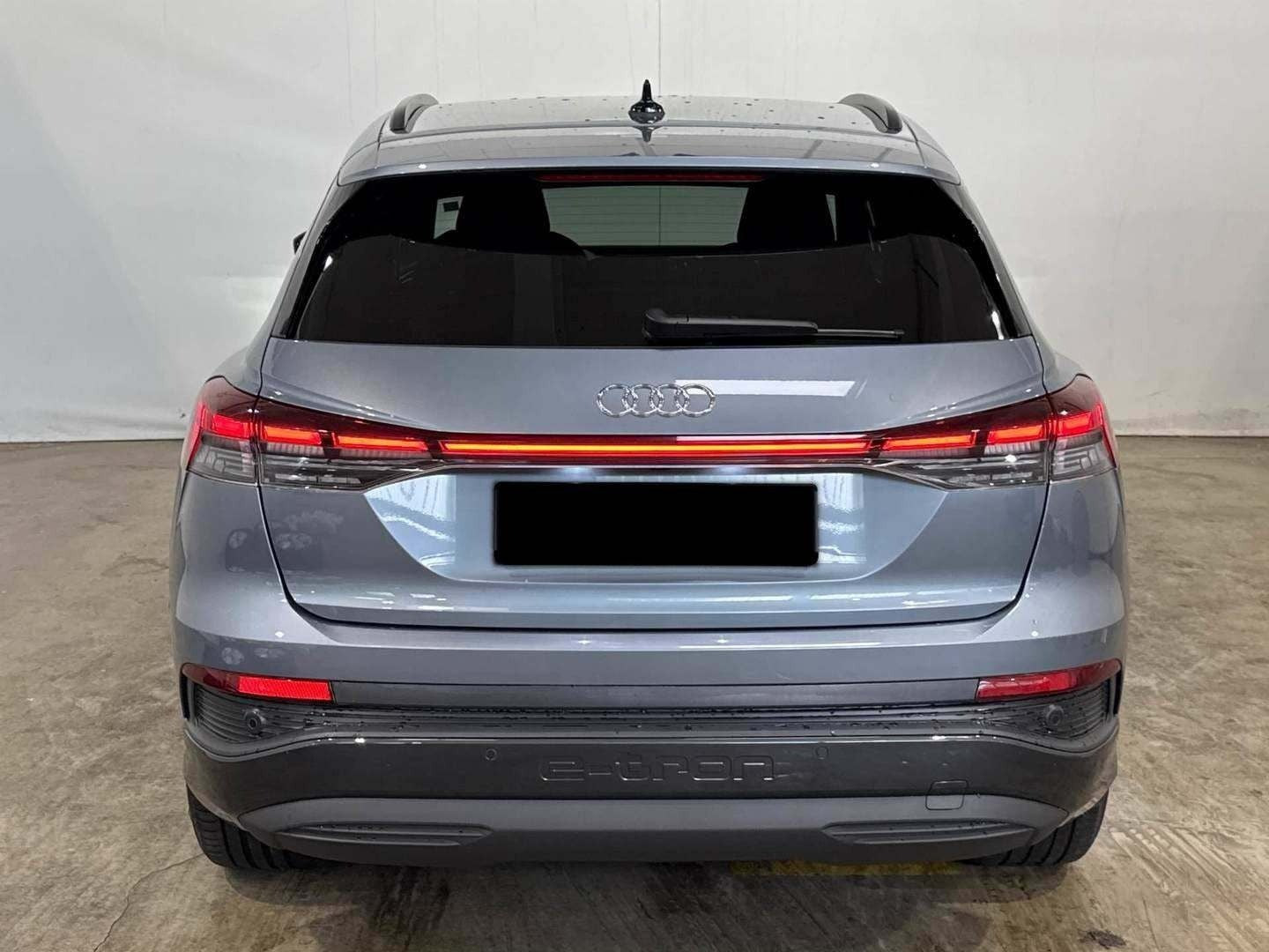 Grå Audi Q4 e-tron fra 2023