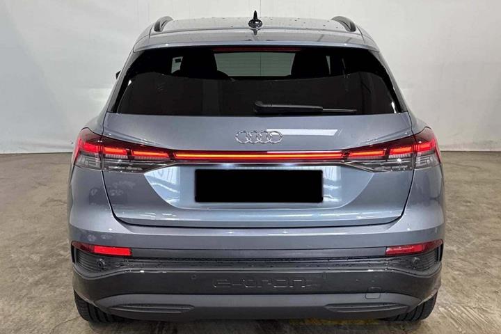 Grå Audi Q4 e-tron fra 2023