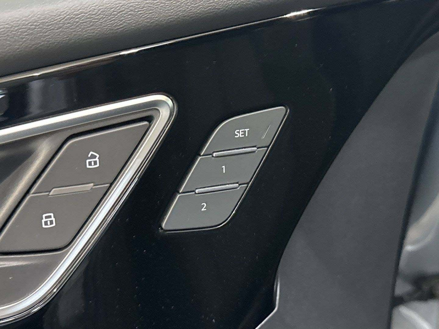 Grå Audi Q4 e-tron fra 2023